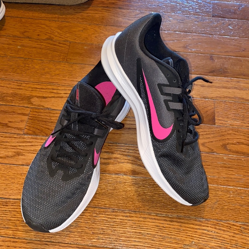 Women’s Nike Sneakers size 11❤️
